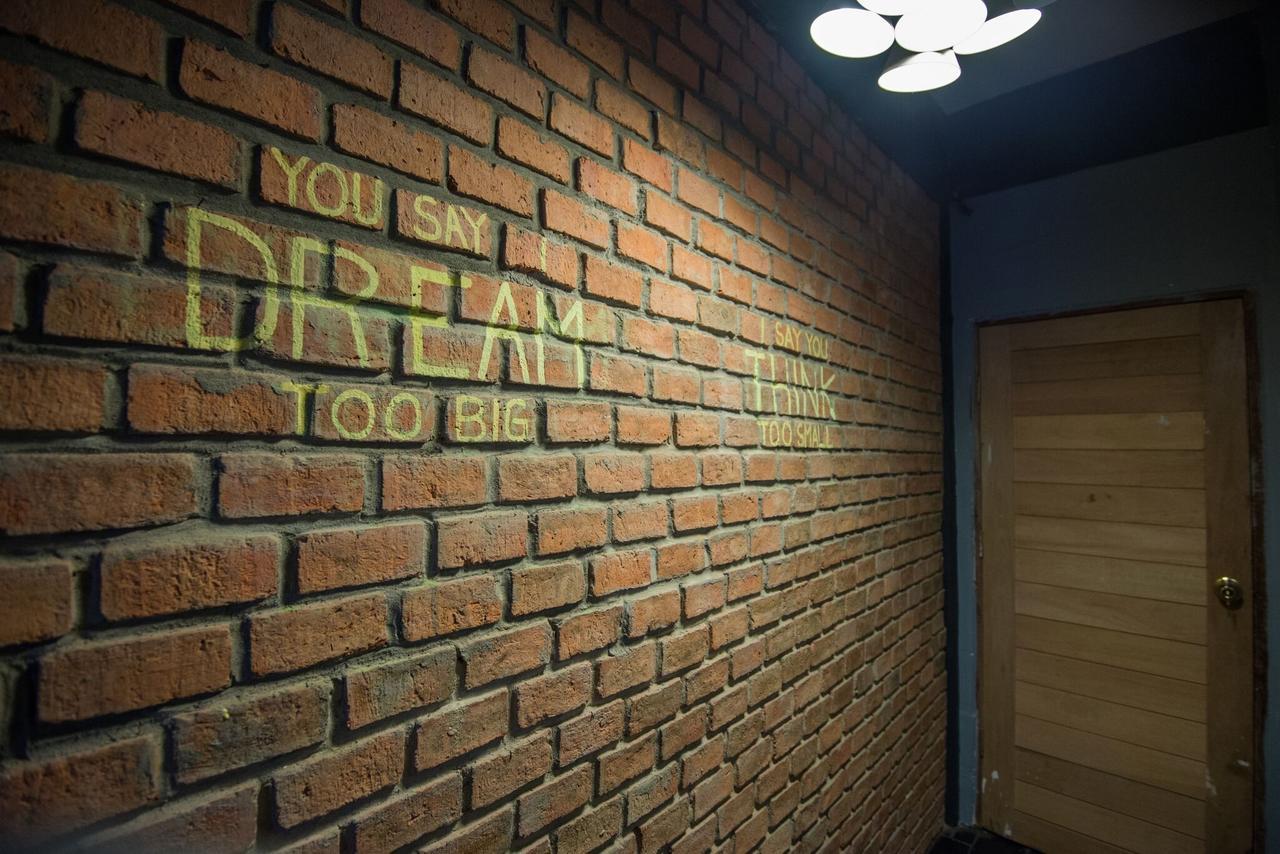 The Sleepless Boutique Hostel Bangkok Exterior foto