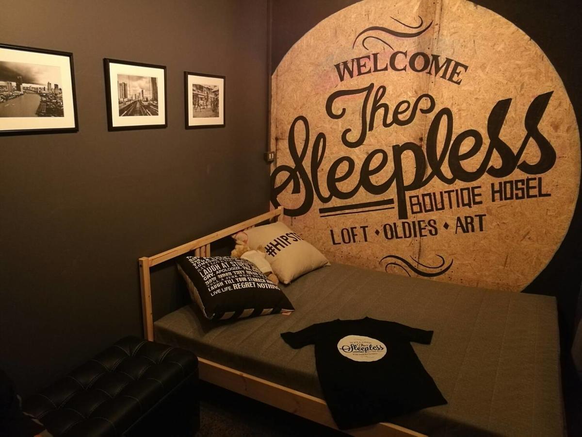 The Sleepless Boutique Hostel Bangkok Exterior foto