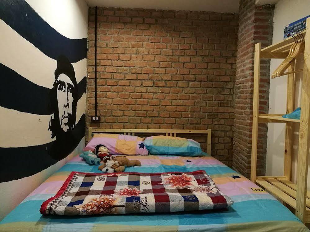The Sleepless Boutique Hostel Bangkok Exterior foto