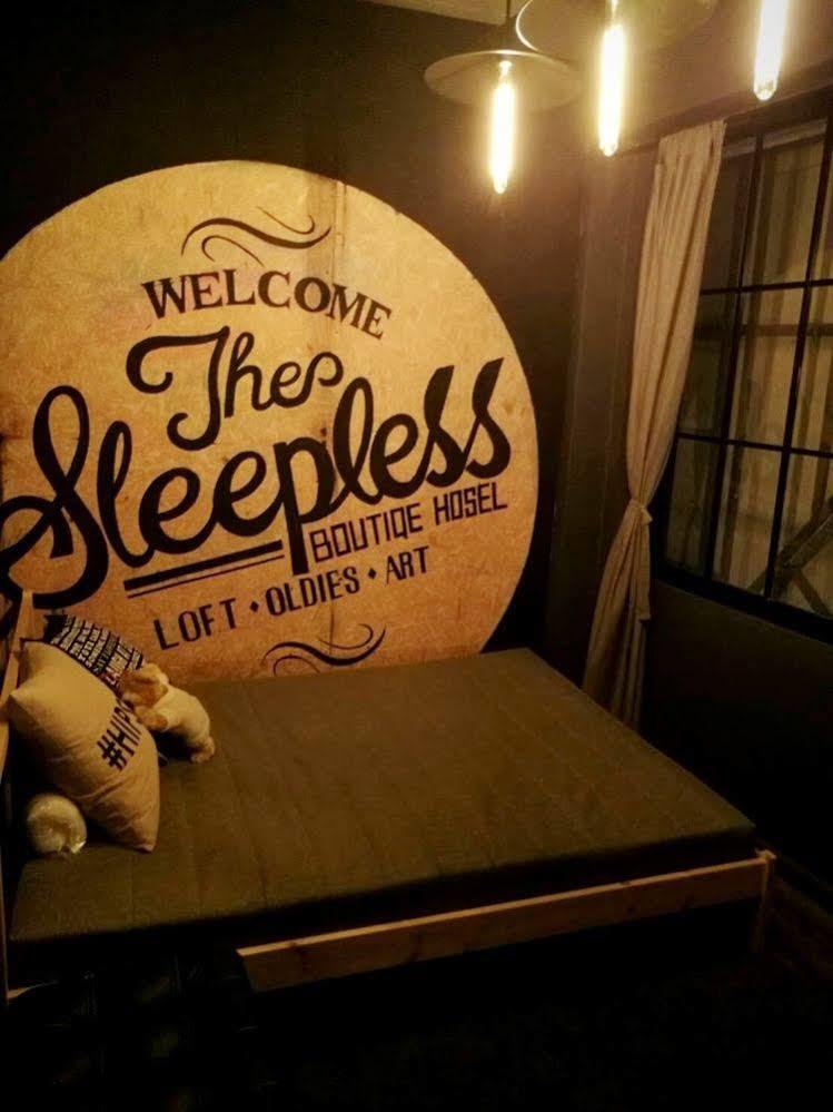 The Sleepless Boutique Hostel Bangkok Exterior foto