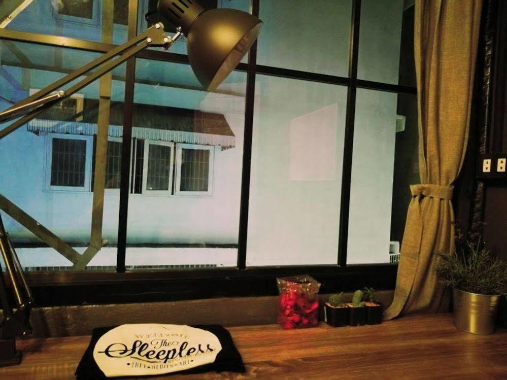The Sleepless Boutique Hostel Bangkok Exterior foto